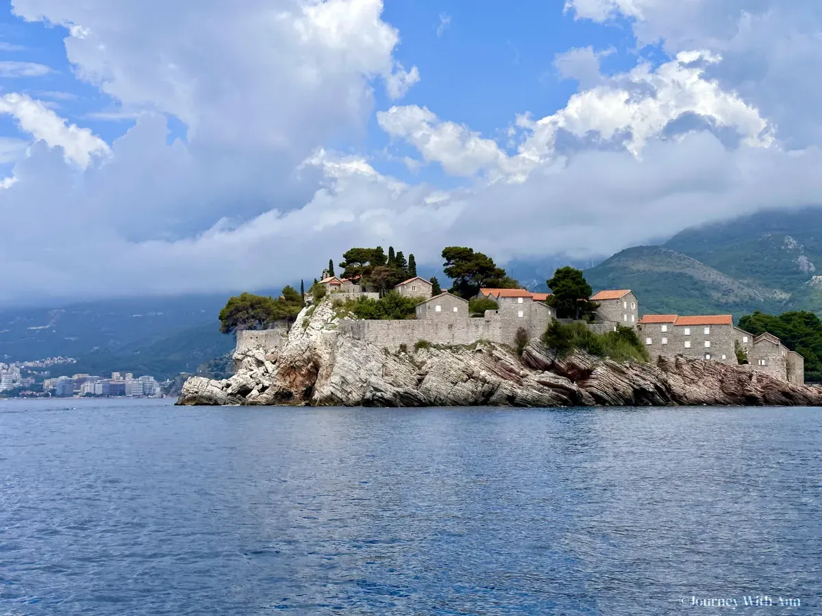 水上看到的圣斯特凡，黑山